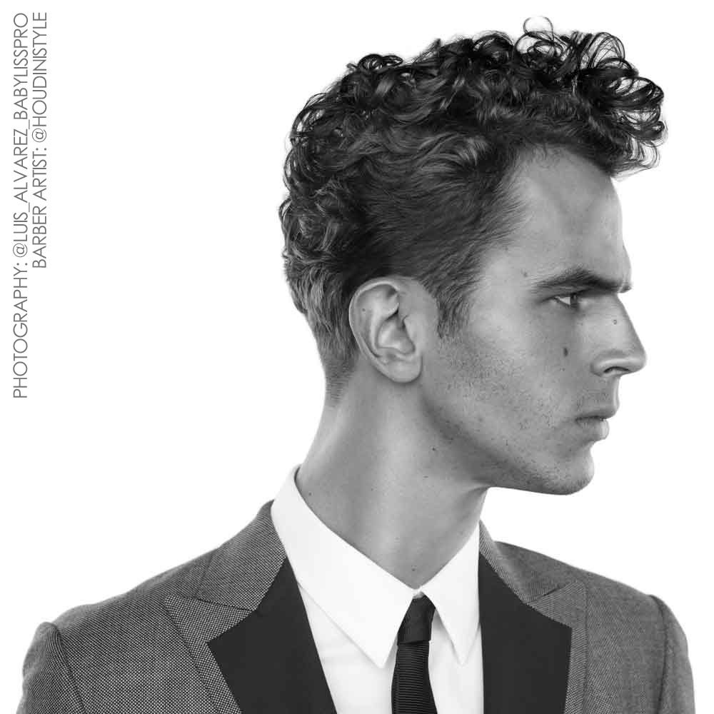 Schwarz-Weiß-Porträt eines Mannes. Frisur mit Locken. Anzug mit Krawatte. Text: @LUIS_ALVAREZ BABYLISSPRO.