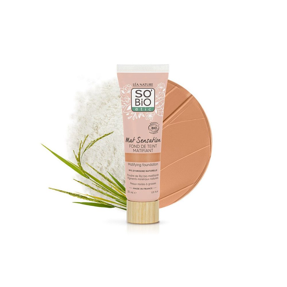 Rosa Tube SO'BiO étic, Mat Sensation. Foundation. Holzdeckel. Produkt neben Foundation-Probe und Pflanzen.