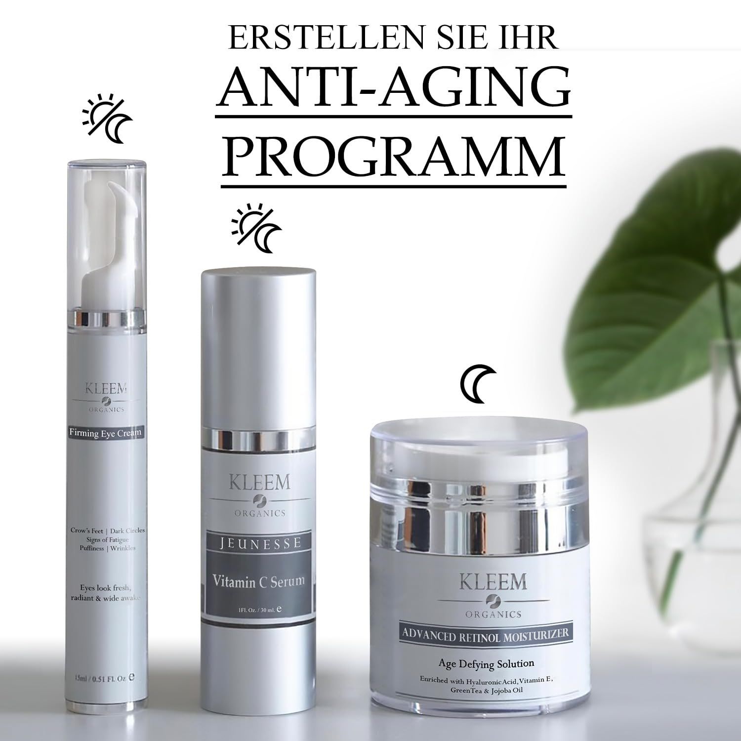 Drei Produkte: Augencreme, Vitamin C Serum, Cremebehälter. Text: Kleem Organics. Anti-Aging Programm. Mond- und Sonnensymbole.