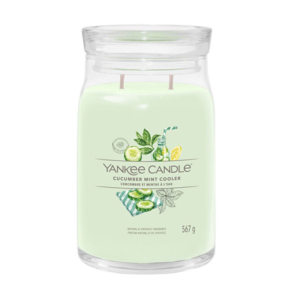 Großes Glas mit Duftkerze. Aufschrift: Cucumber Mint Cooler. Hellgrünes Wachs, Glasdeckel. 567 g.