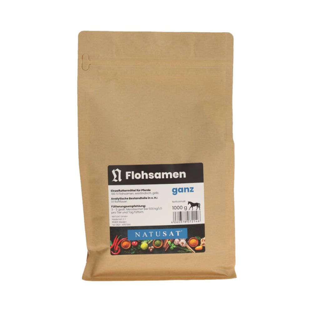 Beutel mit Aufdruck. Schwarzes Etikett mit Produktinformationen und Logo. Aufschrift: Flohsamen, ganz. Marke: Natusat. Gewicht: 1000 g.