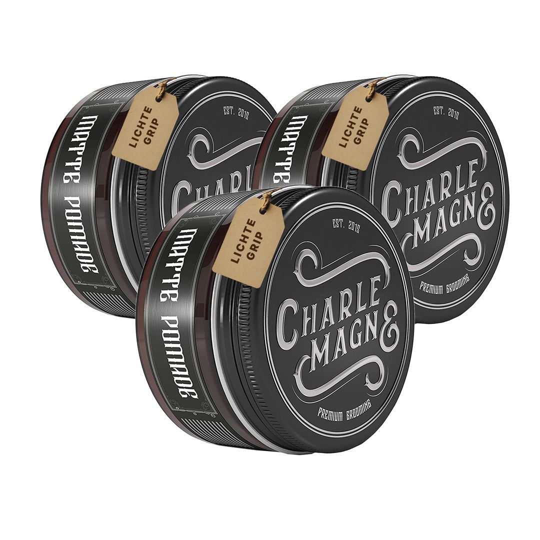 Drei runde Dosen mit mattem Pomaden-Haarwachs. Jede Dose hat ein Etikett mit der Aufschrift 'CHARLE MAGN & PREMIUM GROOMING'.