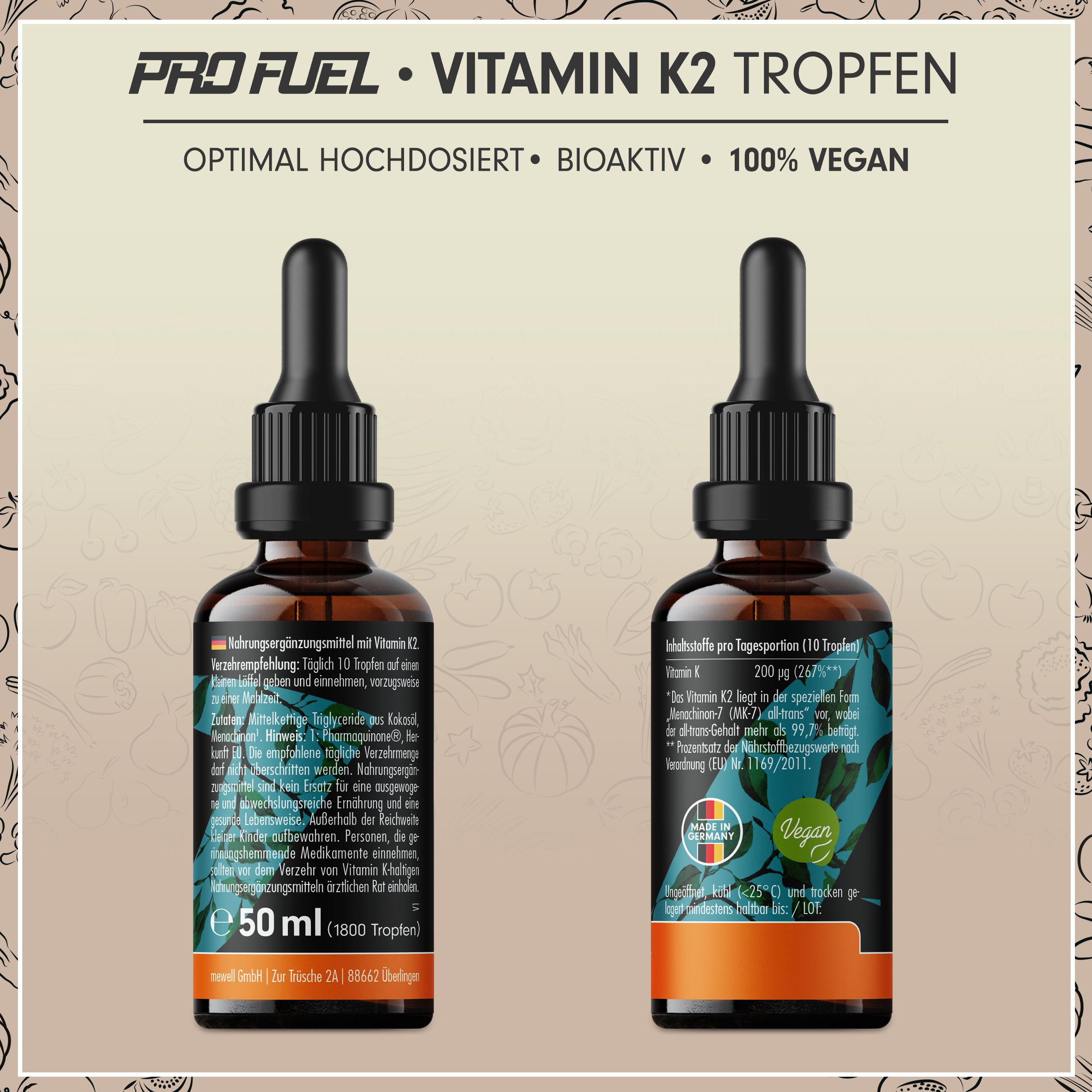 Zwei Seiten einer Flasche Vitamin K2 Tropfen. Aufschrift: 50 ml, 1800 Tropfen. Vegan. Made in Germany.