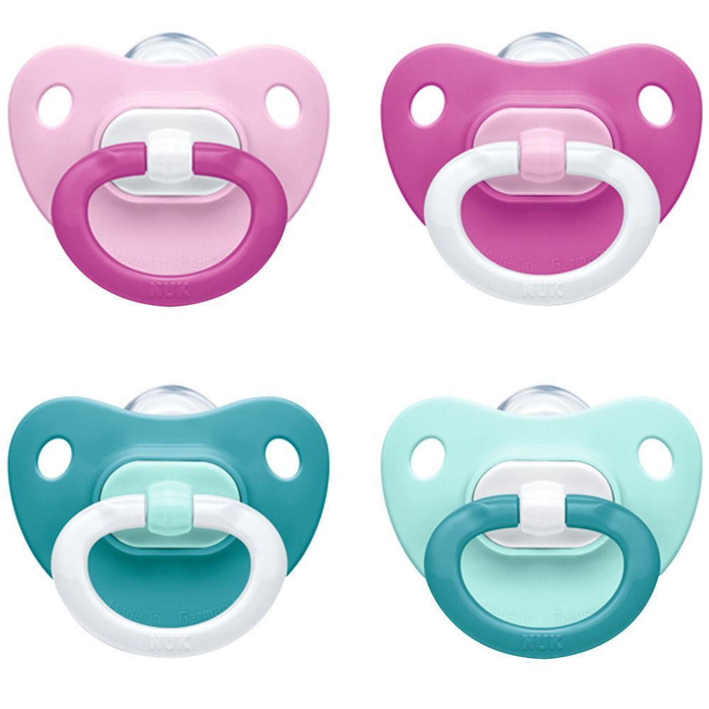 Vier Schnuller in Rosa und Türkis. NUK-Logo. Verschiedene Farben. Orthodontisch geformt.
