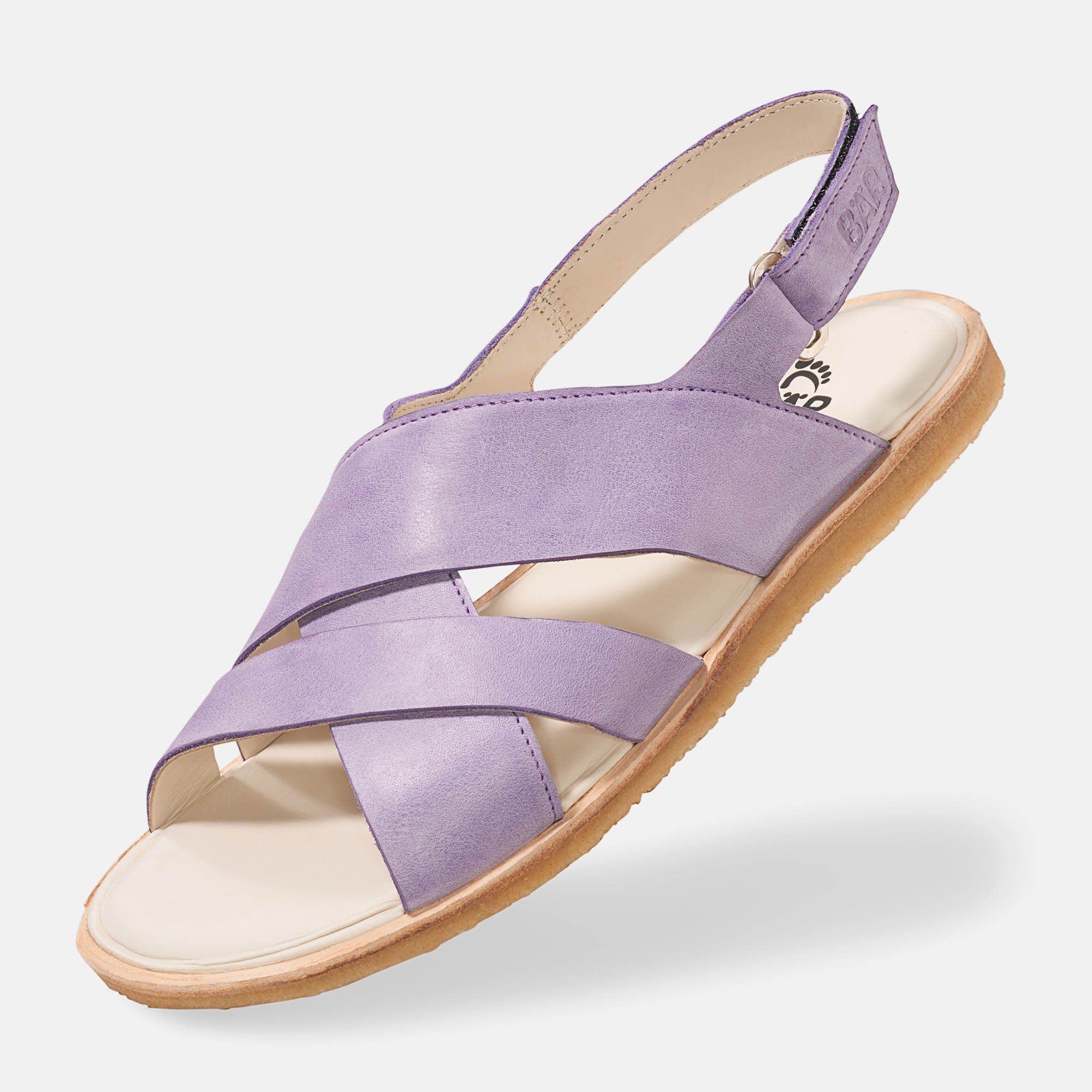 Violette Sandale mit gekreuzten Riemen. Beige Innensohle, braune Sohle. Verstellbarer Riemen mit Schnalle. BÄR-Logo. Schrägansicht.