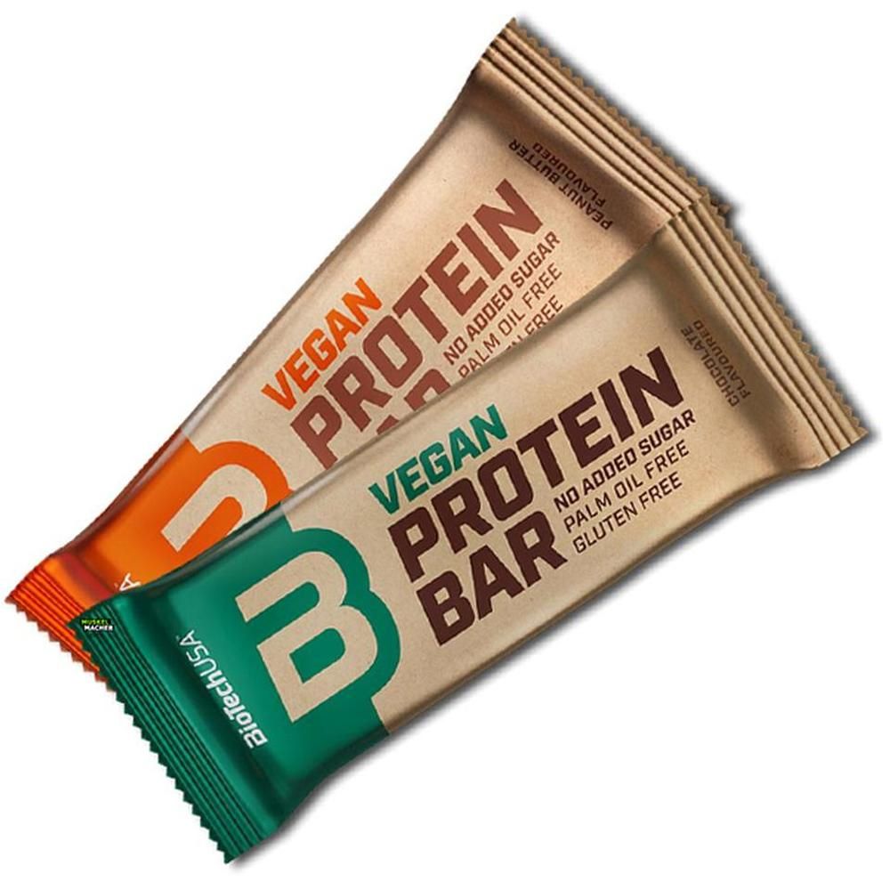 Zwei Proteinriegel. Aufschrift: Vegan Protein Bar, ohne Zuckerzusatz, palmölfrei, glutenfrei. Marke: BioTechUSA.
