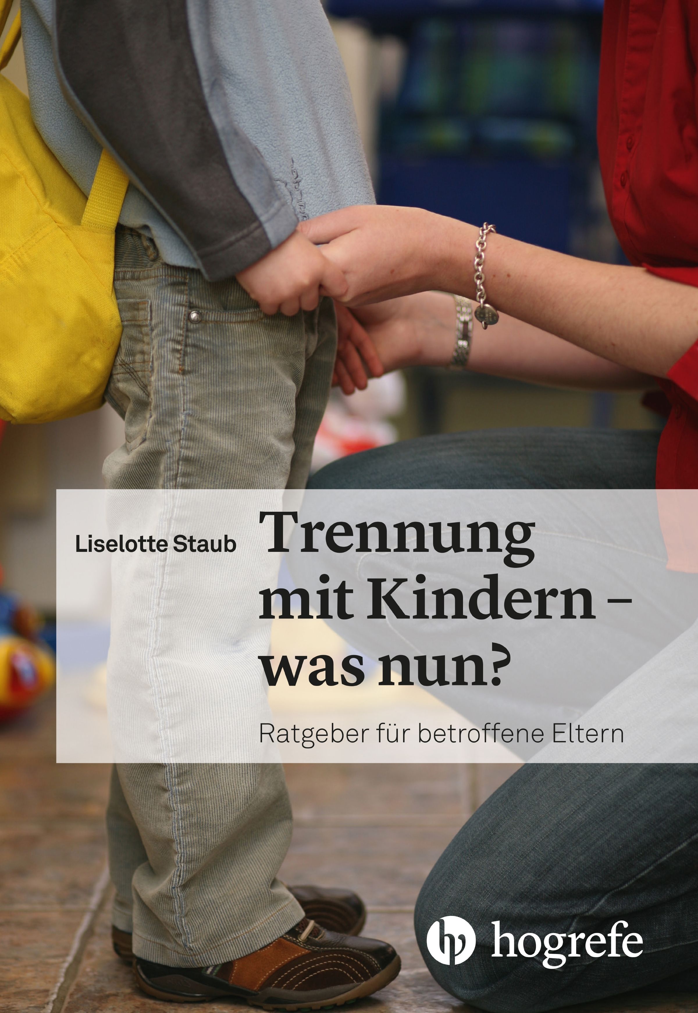 Buchcover: Trennung mit Kindern – was nun? Ratgeber für betroffene Eltern. Kind und Erwachsene halten Hände.