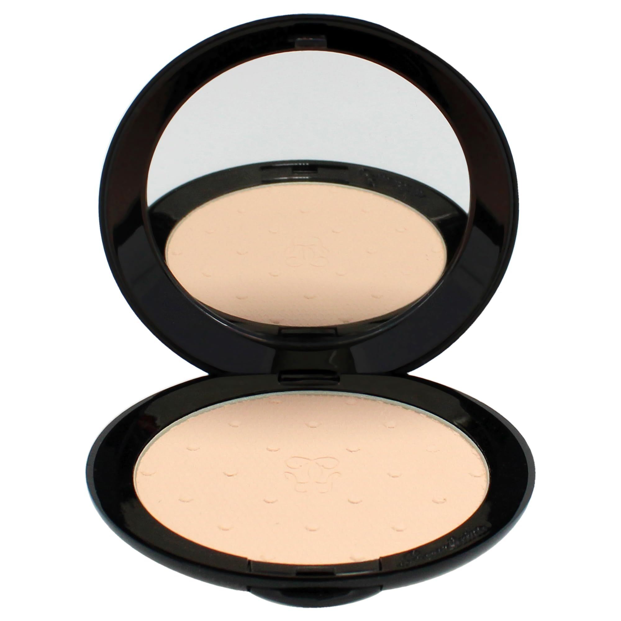 Offener, runder Kompaktpuder mit Spiegel. Schwarzes Gehäuse, hellbeige Puder. Geprägtes Muster auf dem Puder. 