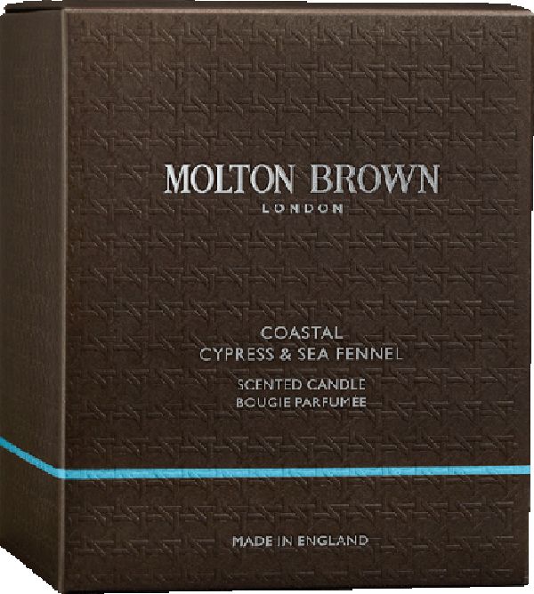 Braune Verpackung mit Muster. Aufschrift: Molton Brown, Coastal Cypress & Sea Fennel. Bougie Parfumée.
