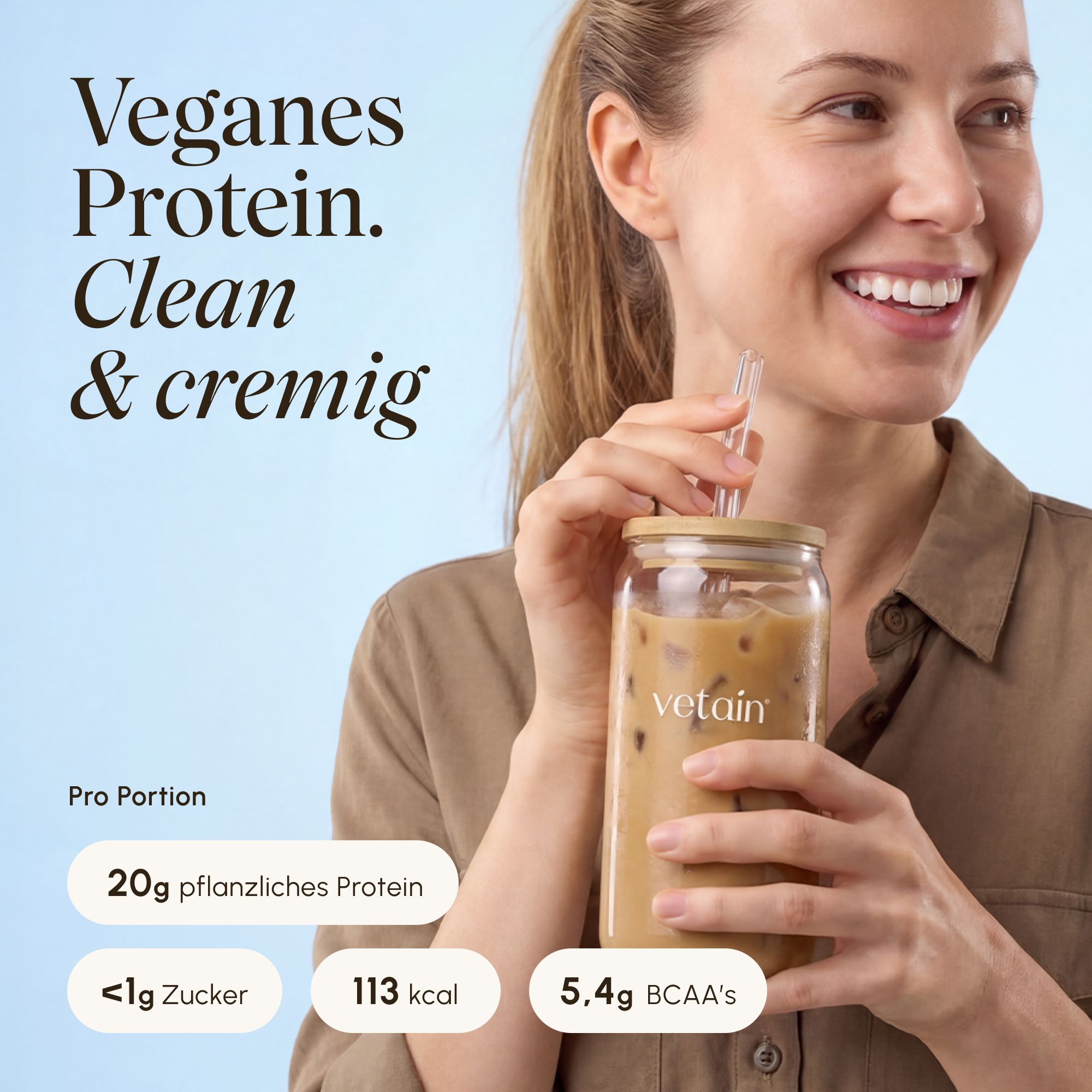 Frau mit Vetain Vegan Protein Iced Coffee, Nährwertangaben.