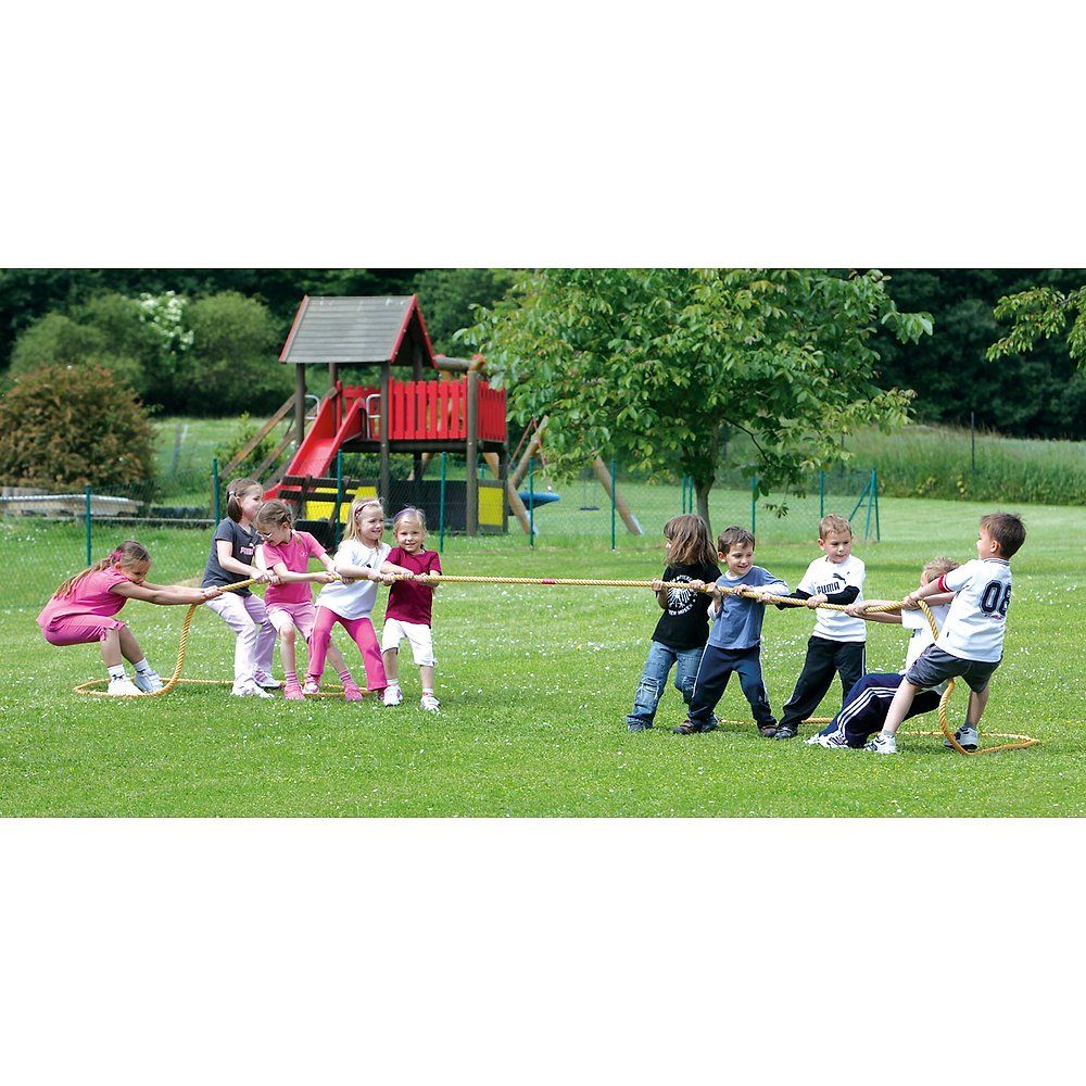 Kinder ziehen an einem gelben Seil. Mehrere Kindergruppen ziehen an den Enden. Im Hintergrund Spielplatz.