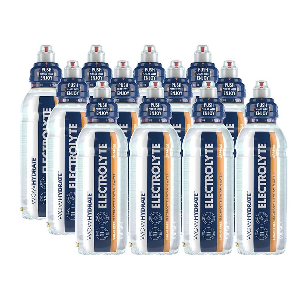 Mehrere Flaschen WOW Hydrate Elektrolyt Wasser. Blaue und orangefarbene Etiketten. Deckel mit Push-Funktion.