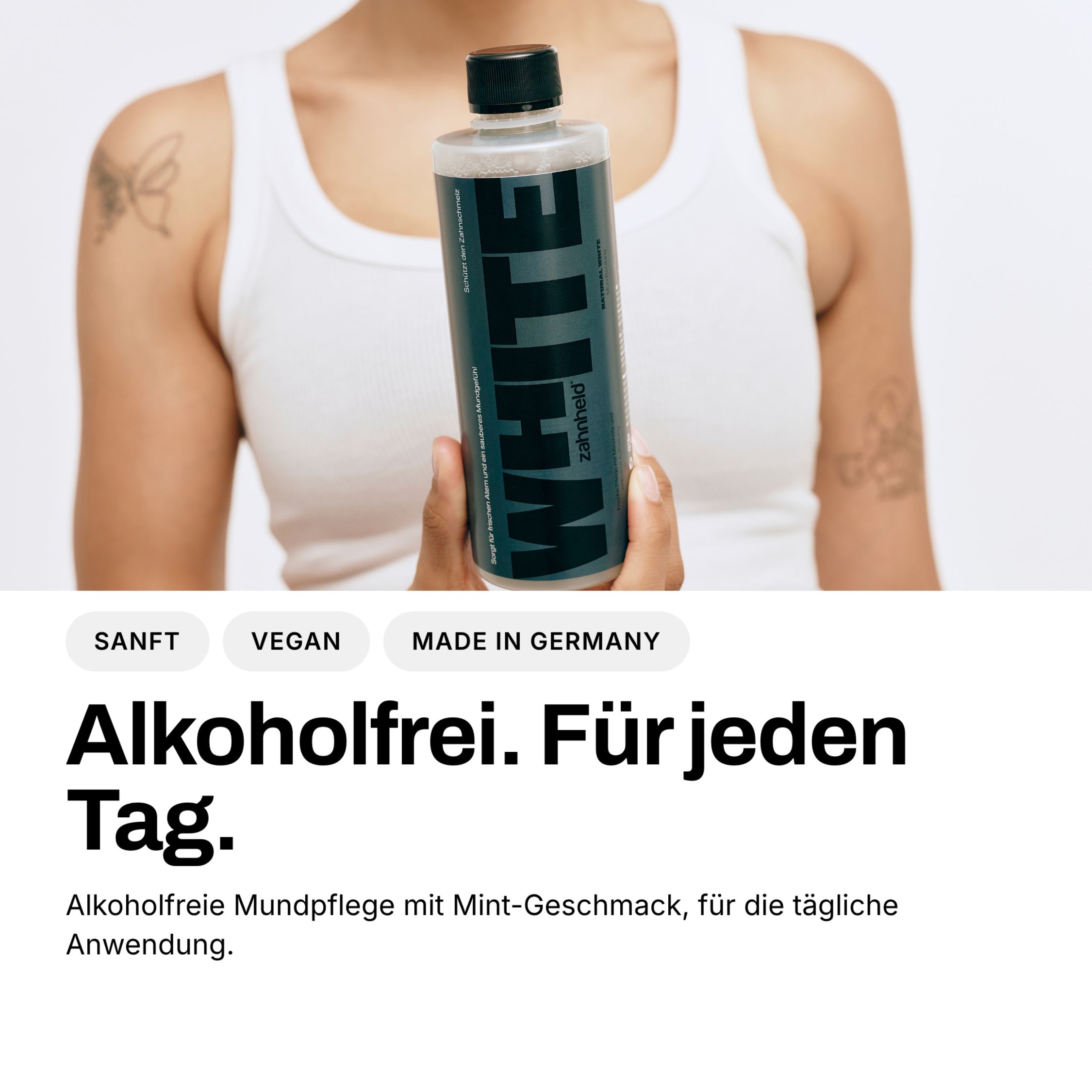 Person hält Flasche Zahnheld Mundspülung Mint. Alkohol- und veganfrei, Made in Germany.