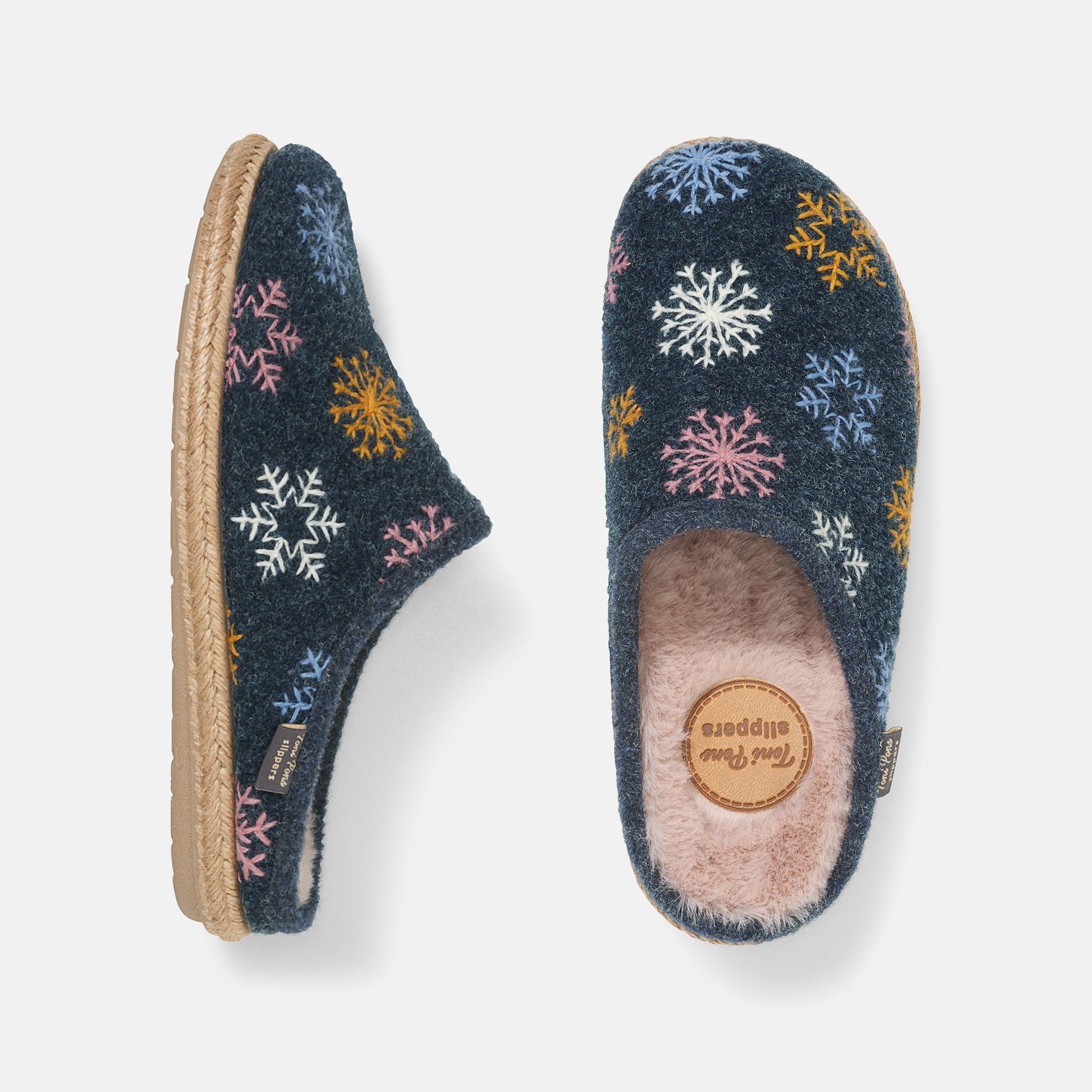 Zwei dunkelblaue Pantoletten mit Schneeflockenmuster. Innenfutter rosa, Sohle beige. Marke: Fine Pure Slippers.