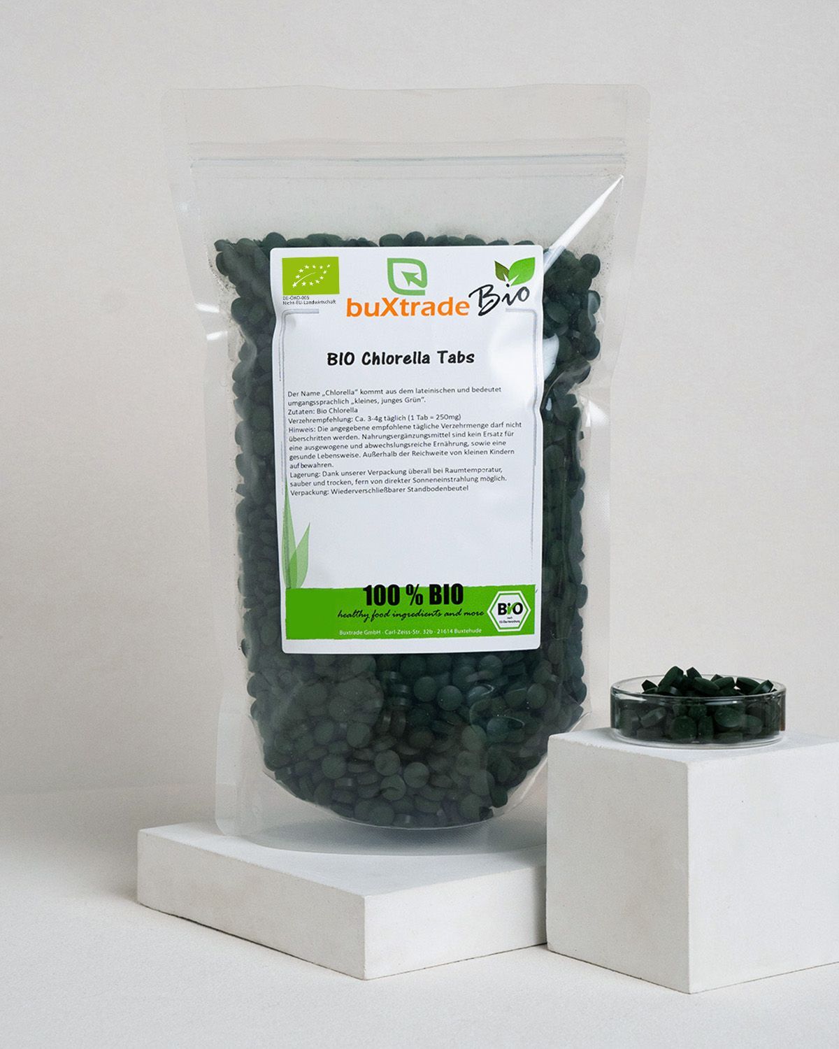 Buxtrade Bio Chlorella Tabs in einem Standbodenbeutel. Die Tabs sind dunkelgrün und rund.
