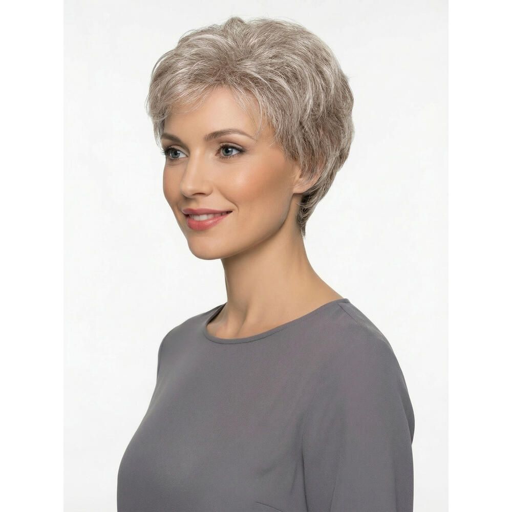 Kurzhaarperücke, graues Haar, seitliche Ansicht einer Frau. Die Perücke bedeckt den Kopf.