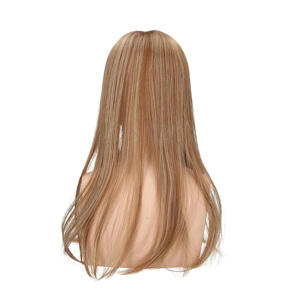 Haarteil Rose von trendhair auf einer Büste. Blonde Strähnen in braunem Haar. Rückansicht.