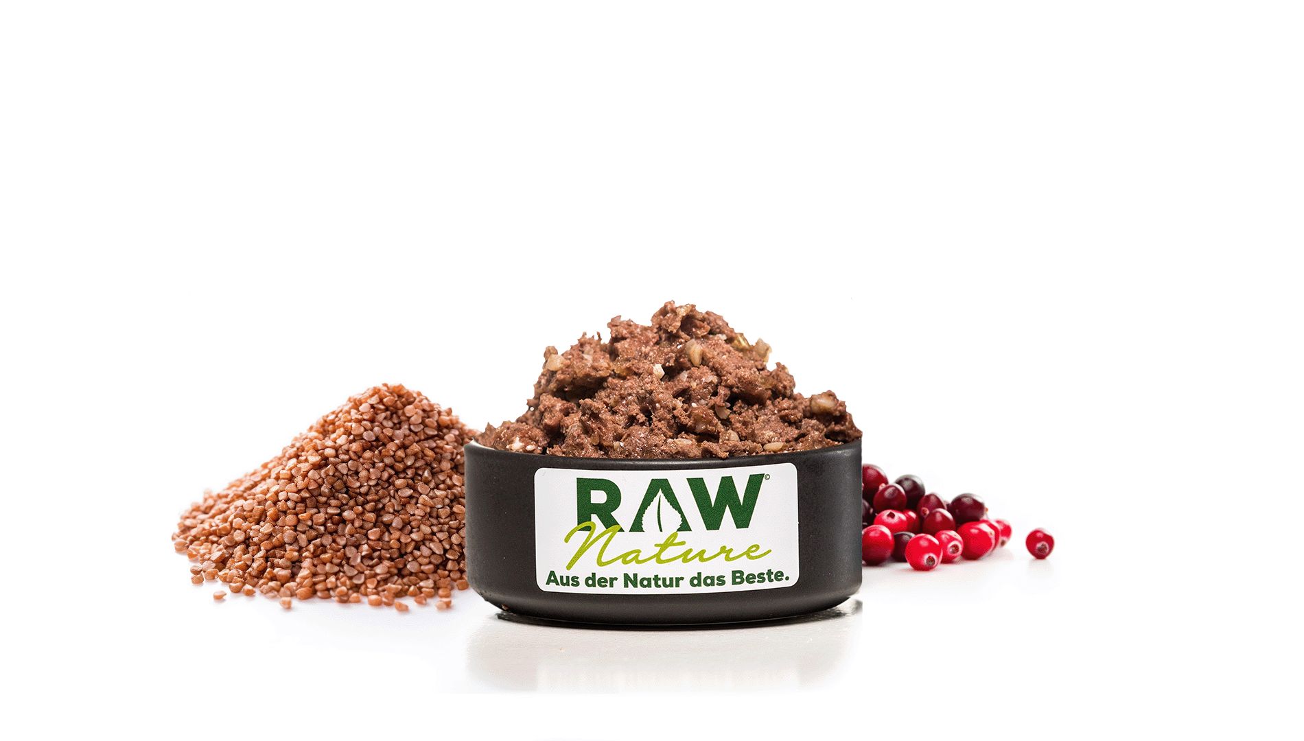 Nassfutter in Schale, daneben Buchweizen und Cranberries. Schale mit RAW Nature Logo. Weißer Hintergrund.