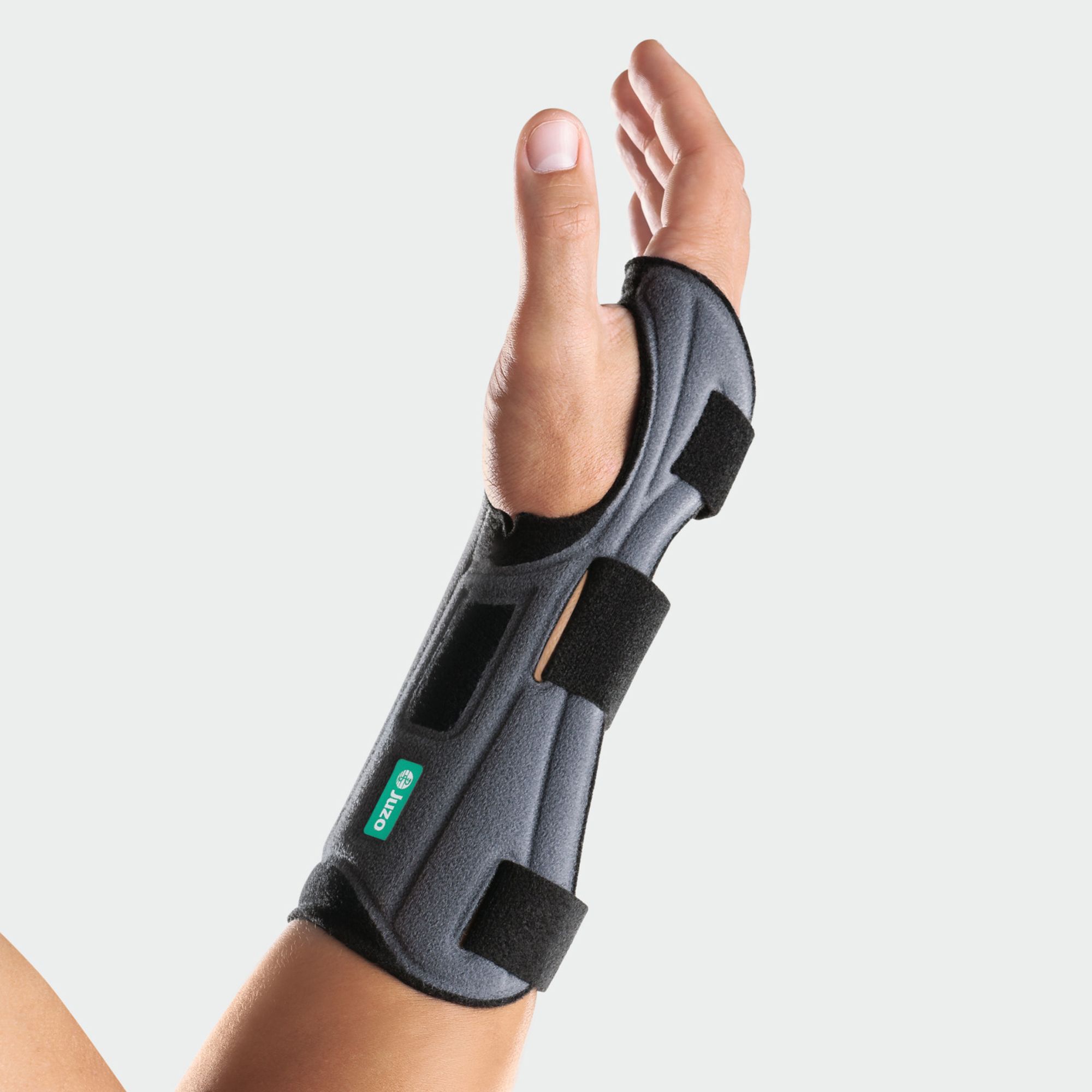 Handgelenkorthese JuzoPro® Manu Xtec Palmar. Grau mit schwarzen Klettverschlüssen. Juzo-Logo.