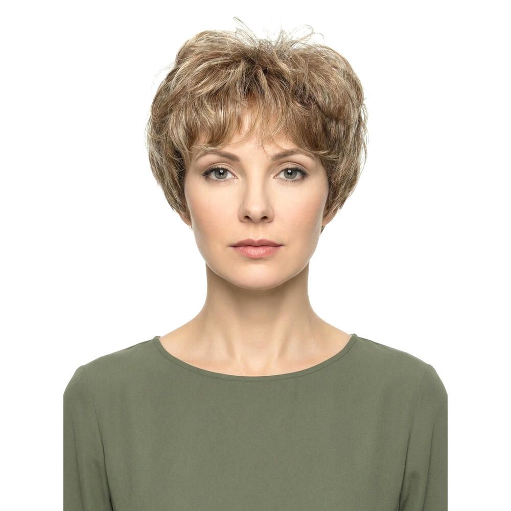 Kurzhaarperücke, blond-meliert, mit Pony, frontal aufgenommen. Die Trägerin trägt ein olivgrünes Oberteil.