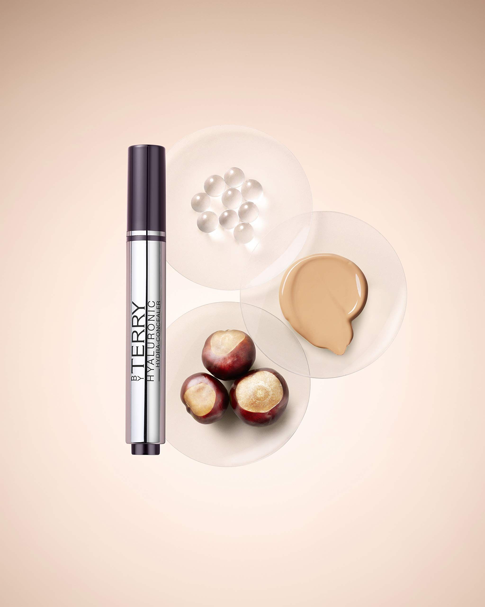 By Terry Hyaluronic Hydra-Concealer-Stift, transparente Kugeln, Kastanien und Farbton-Swirl.
