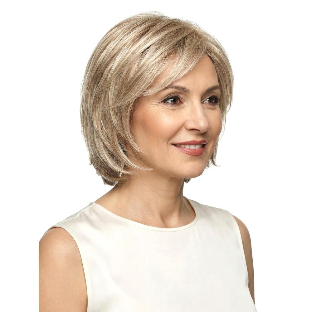 Perücke mit blonden Strähnen. Kurzer, kinnlanger Schnitt. Frau mit weißem Top, Blick nach rechts.