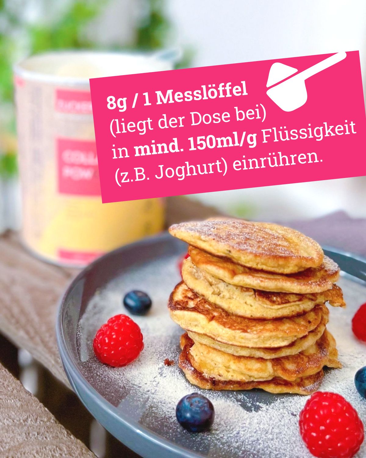 Pfannkuchen mit Beeren auf Teller. Dose ZUCKERFREIlich Collagen Pulver im Hintergrund. Text: 8g/1 Messlöffel.