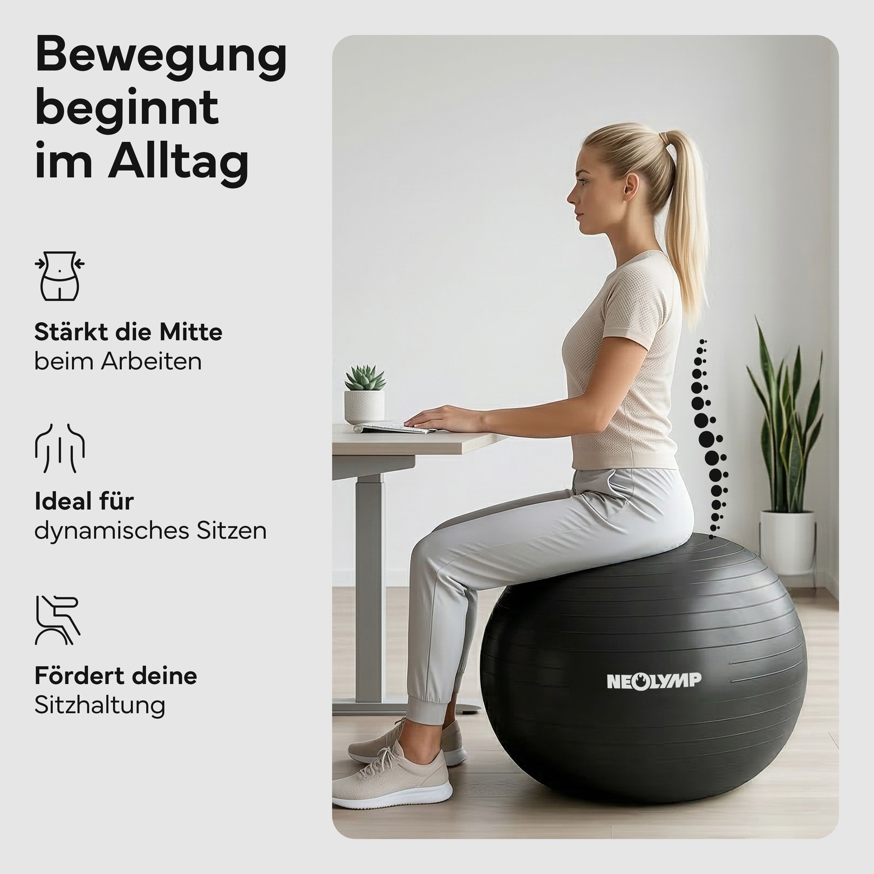 Frau sitzt dynamisch auf Gymnastikball am Schreibtisch, fördert Sitzhaltung.