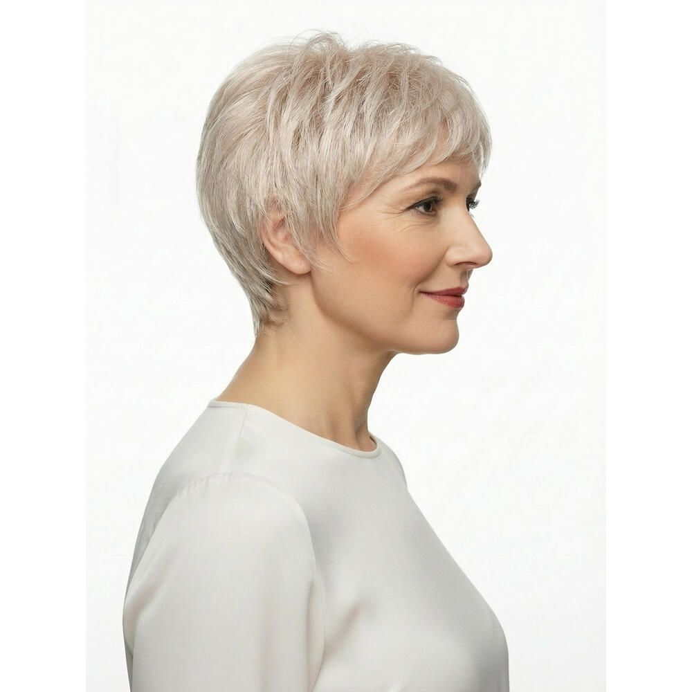 Kurzhaarperücke, hellblond, Seitenansicht einer Frau. Haarschnitt mit Pony. Trägt ein weißes Oberteil.