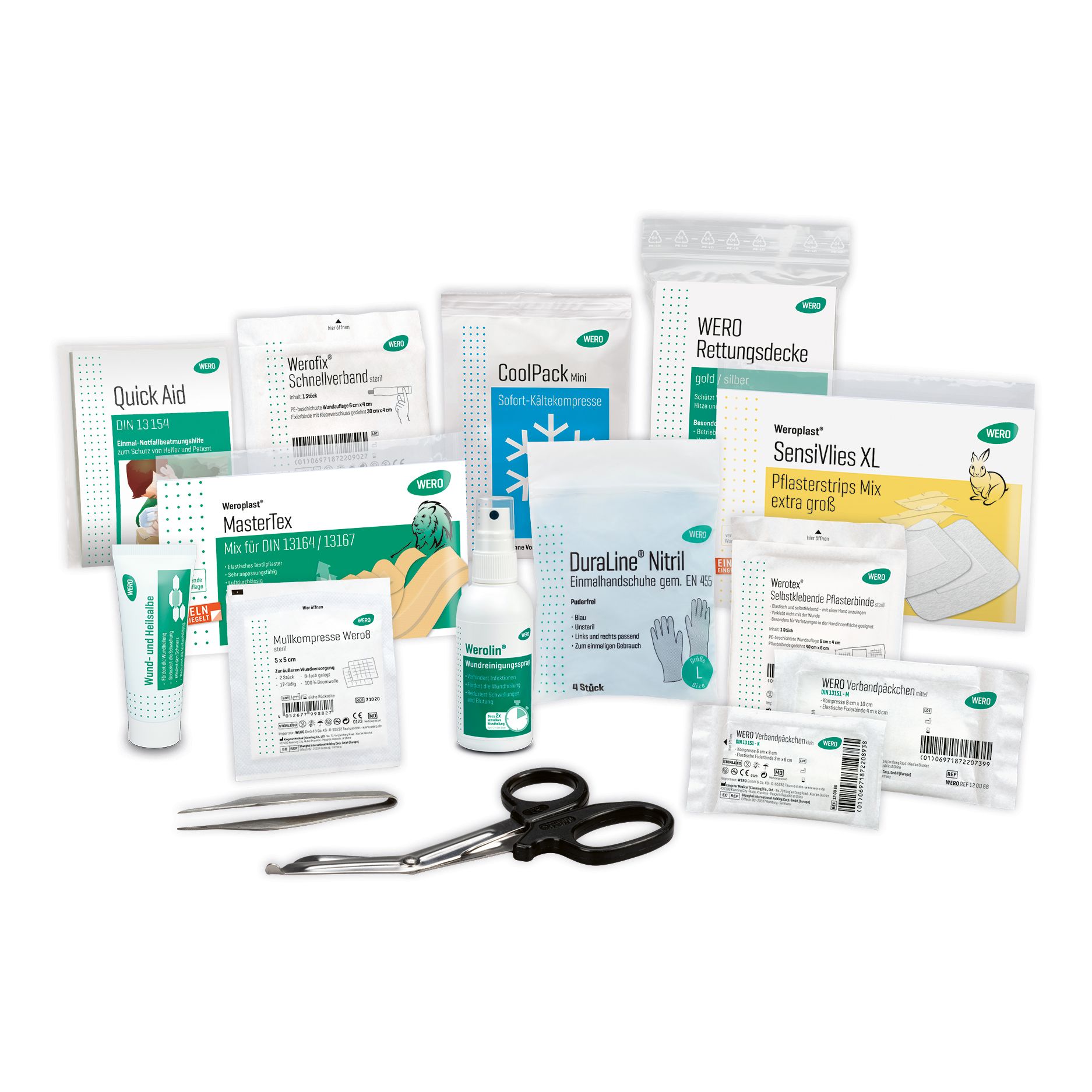 Erste-Hilfe-Set mit verschiedenen Produkten. Enthält Verbandsmaterial, Handschuhe, Schere, Pinzette und Spray. Verpackungen mit grünen Akzenten.