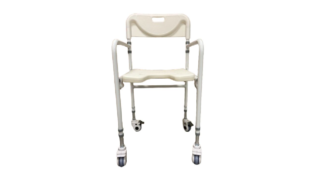 Duschstuhl mit Rädern, klappbar. Frontansicht. Beige Sitzfläche und Rückenlehne, weißes Gestell, Armlehnen. Vier Räder.