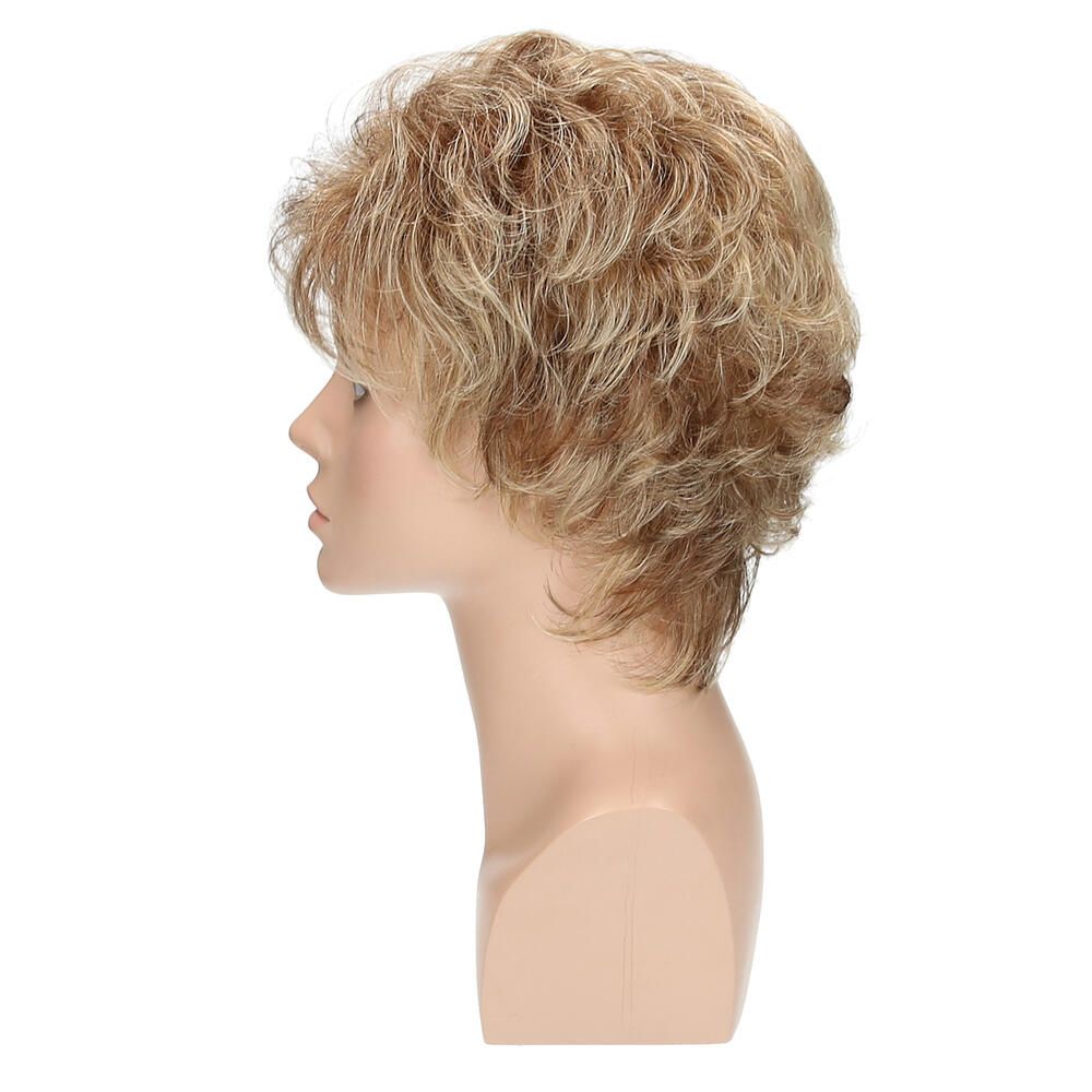Perücke Mia von Lofty, blond-braun, auf einem Schaufensterkopf. Seitenansicht. Kurzes, gewelltes Haar.