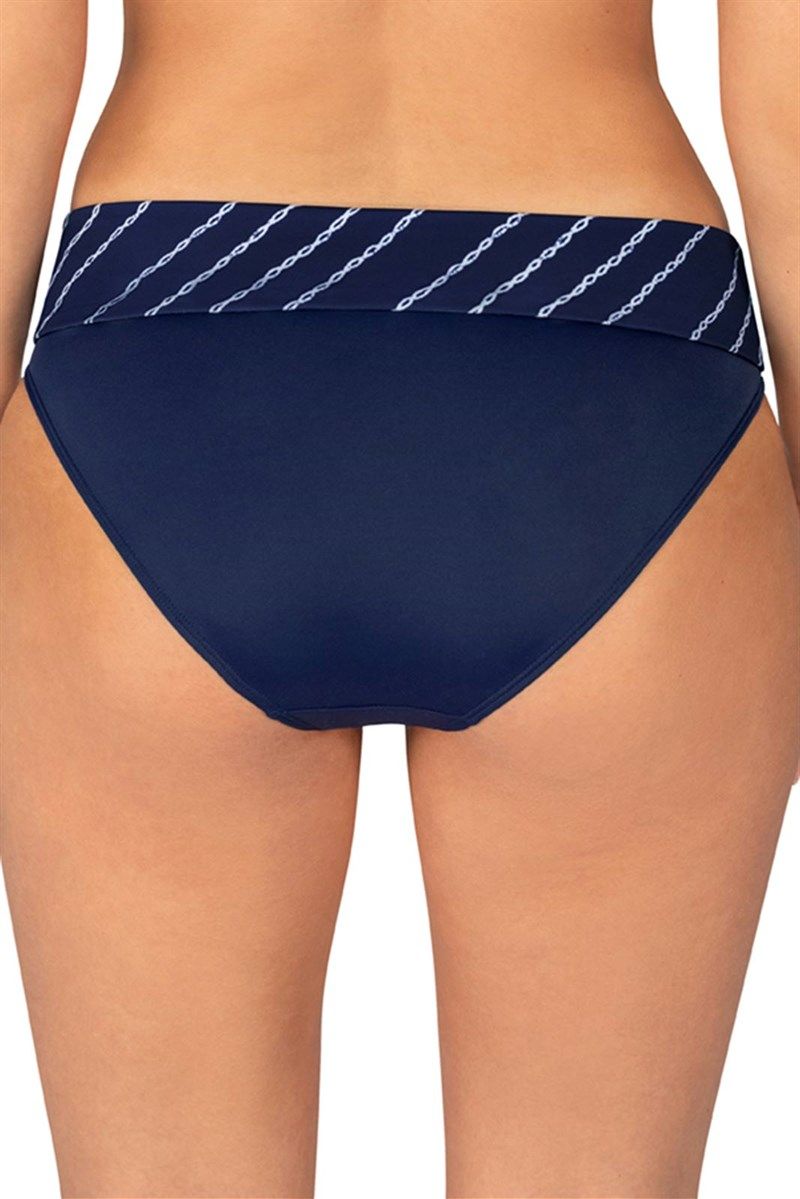 Dunkelblaue Badepanty mit weißem Kettendesign am Bund. Rückansicht, getragen von einer Person.