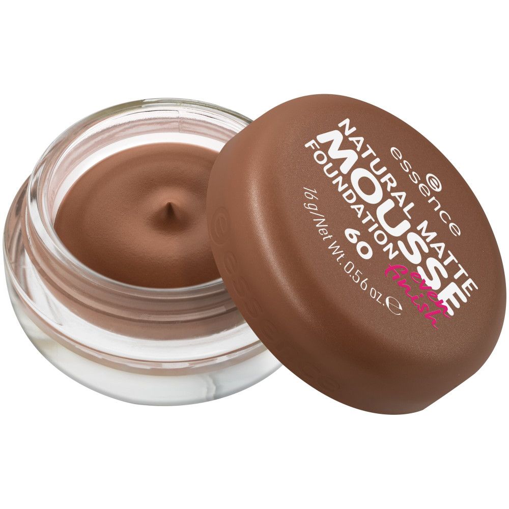 Geöffneter, brauner Tiegel. Aufschrift: Essence Natural Matte Mousse Foundation 60. Inhalt: 16 g/Net Wt. 0.56 oz. Deckel daneben.
