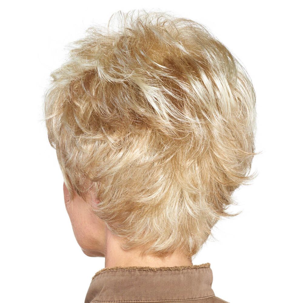 Kurzhaarperücke, blond mit Strähnen, Rückansicht. Frau mit brauner Jacke.