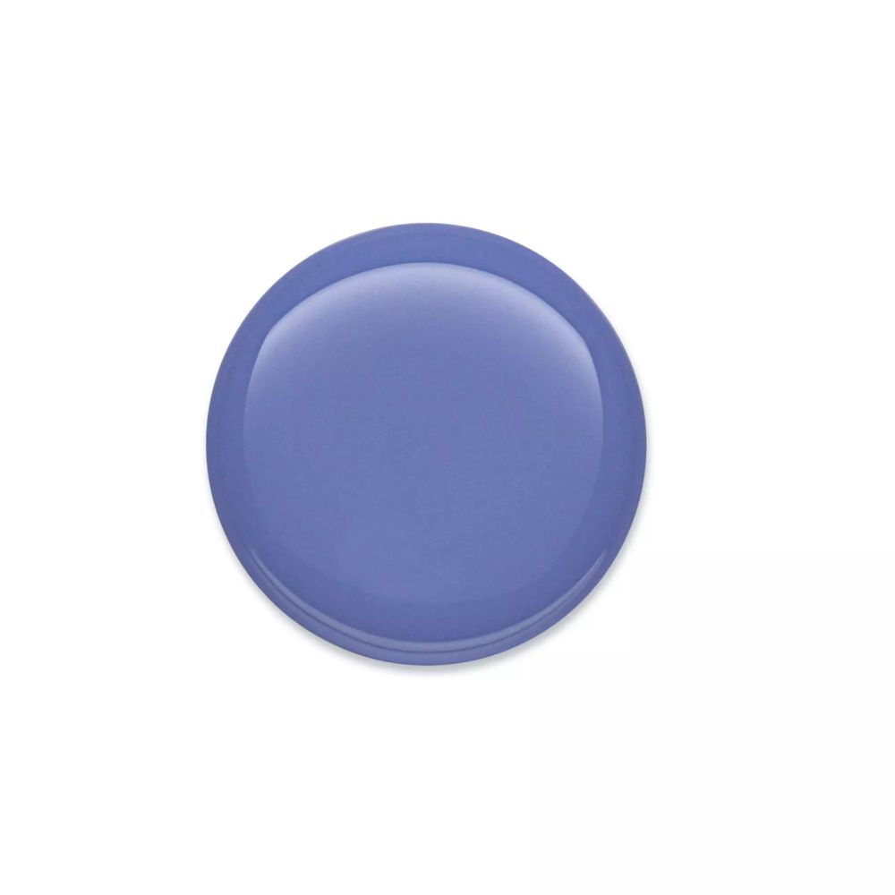 Runder, glänzender Nagellack in Hellblau. Auf weißem Hintergrund.