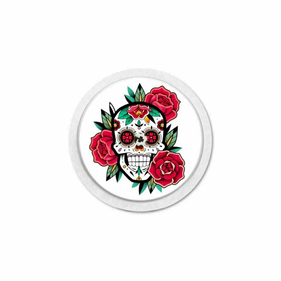 Runder Aufkleber mit einem Totenkopf-Design. Der Schädel ist von roten Rosen umgeben.