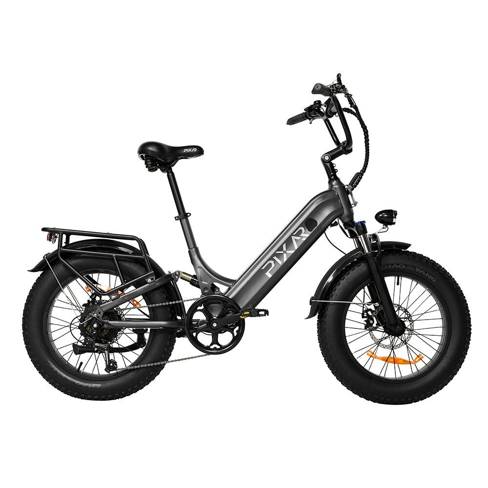 Elektro-Citybike, Seitenansicht. Grauer Rahmen, schwarze Komponenten. Breitreifen, Gepäckträger, Scheinwerfer, und PIXAR-Logo.