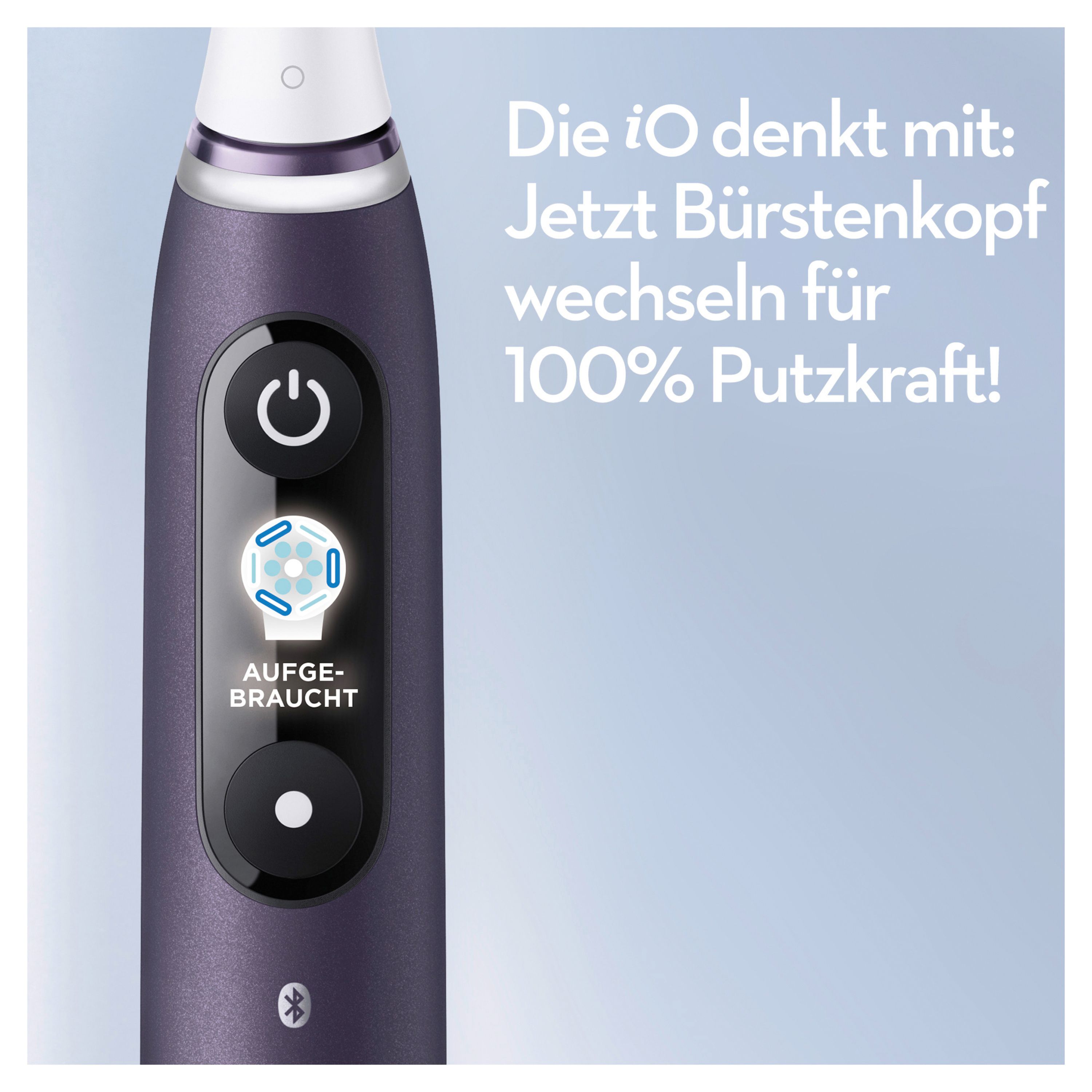 Nahaufnahme der elektrischen Zahnbürste. Auf dem Display wird angezeigt, dass der Bürstenkopf gewechselt werden muss.