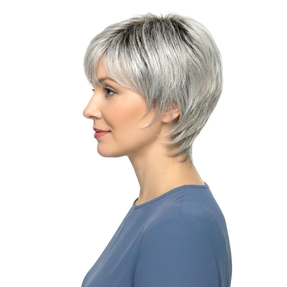 Kurzhaarperücke, graue Farbe, seitlicher Pony. Frau mit blauem Oberteil, Profilansicht.