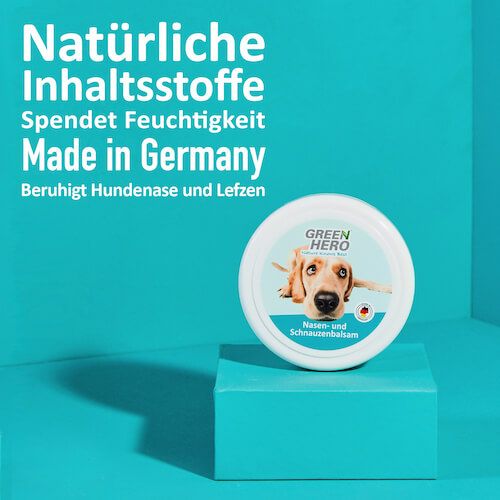 Runde Dose mit "GREEN HERO"-Logo und Produktbezeichnung. Text: Natürliche Inhaltsstoffe, Made in Germany. Auf blauem Podest.