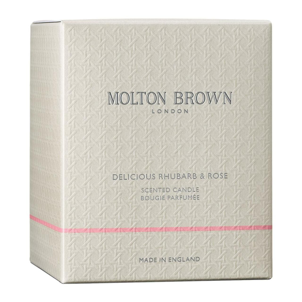 Quadratische Verpackung mit Logo und Text 'Delicious Rhubarb & Rose'. Rosa Linie. 'Made in England'.