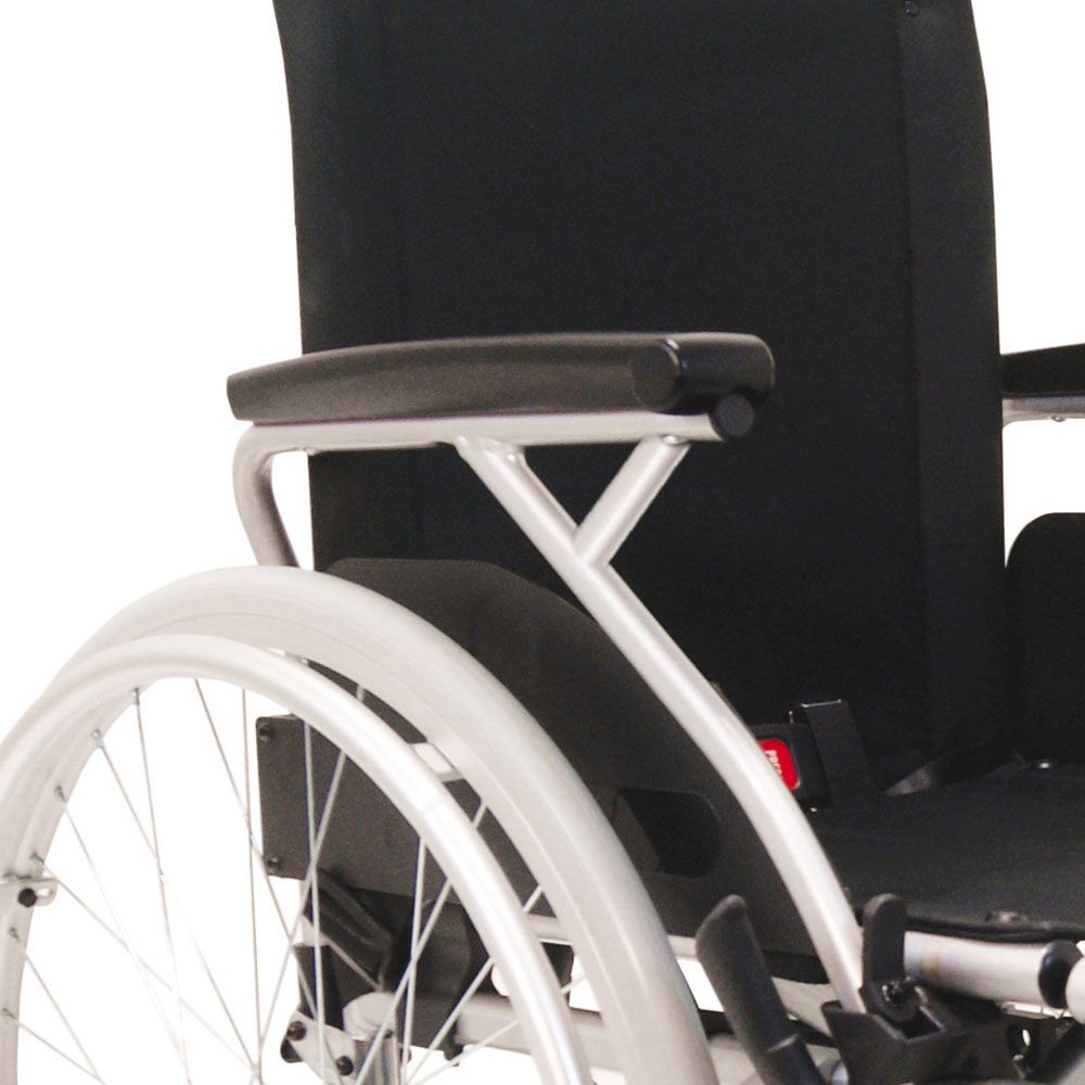 Nahaufnahme eines Rollstuhls. Sichtbar sind ein Teil des silbernen Rahmens, ein Rad, eine schwarze Armlehne und ein Teil der Sitzfläche.