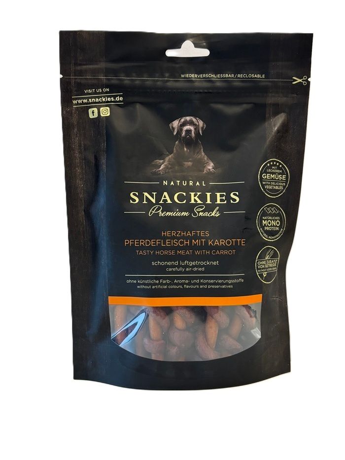 Verpackung von Snackies Herzhaftes Pferdefleisch mit Karotte. Schwarze Tüte mit Produktbild und Text. Wiederverschließbar.