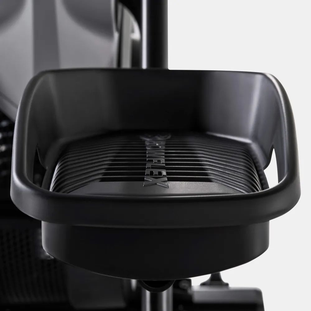 Plateau de rangement de l'elliptique. Design en plastique noir. MAX Trainer.