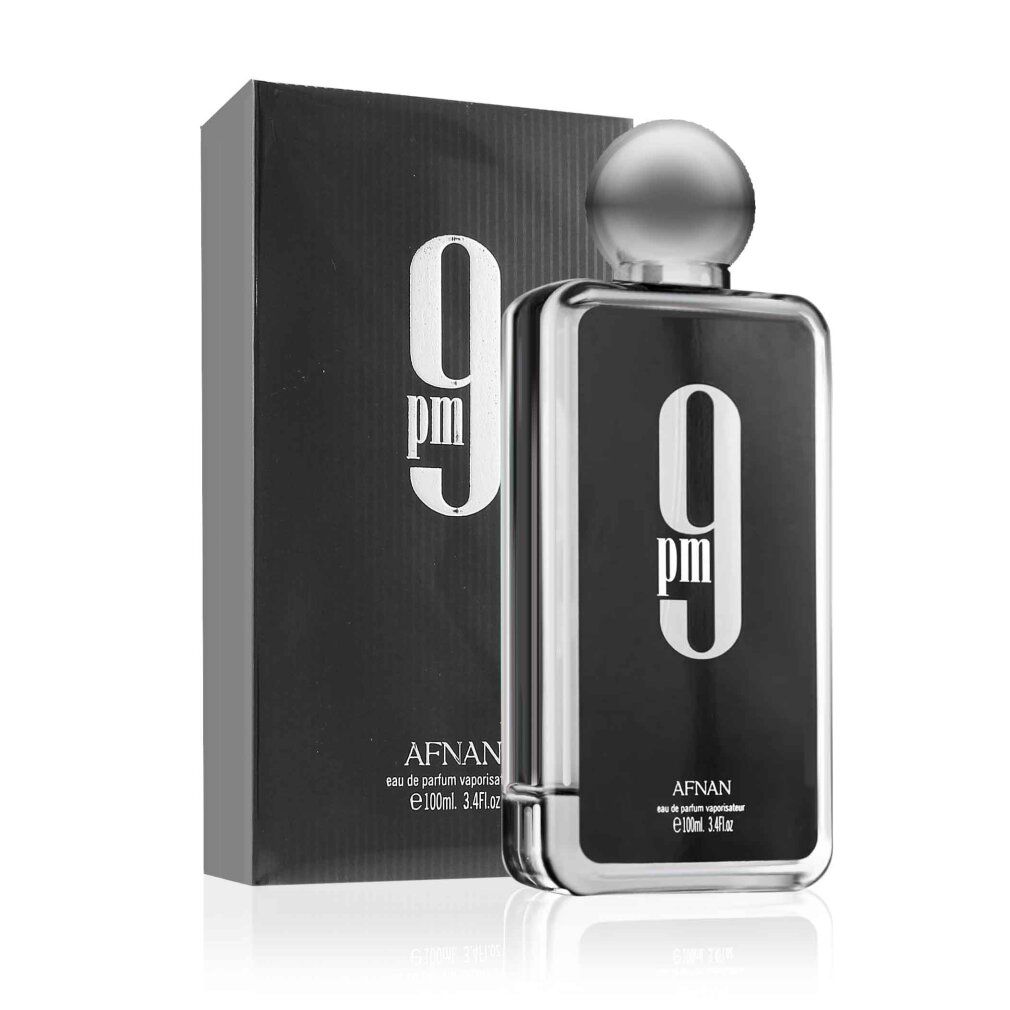 Afnan 9 PM Eau de Parfum. Rechteckige Flasche mit schwarzem Aufdruck. Silberner Verschluss. Schwarze Verpackung.