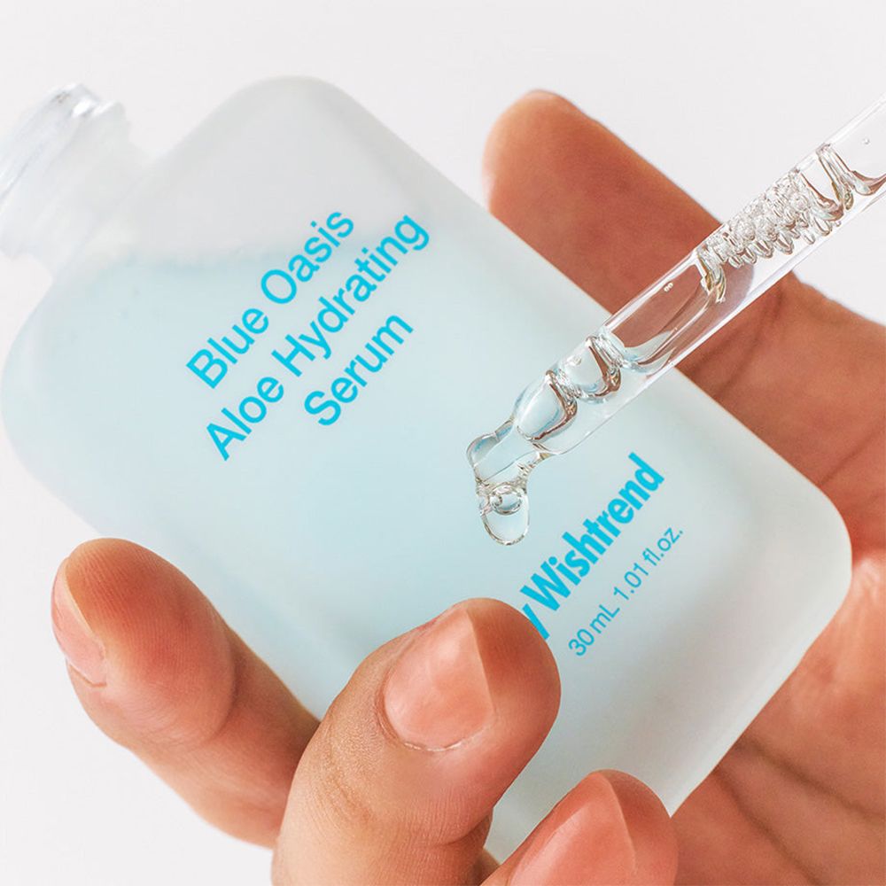 Hand hält Serumfläschchen mit Pipette. Aufschrift: Blue Oasis Aloe Hydrating Serum, By Wishtrend.
