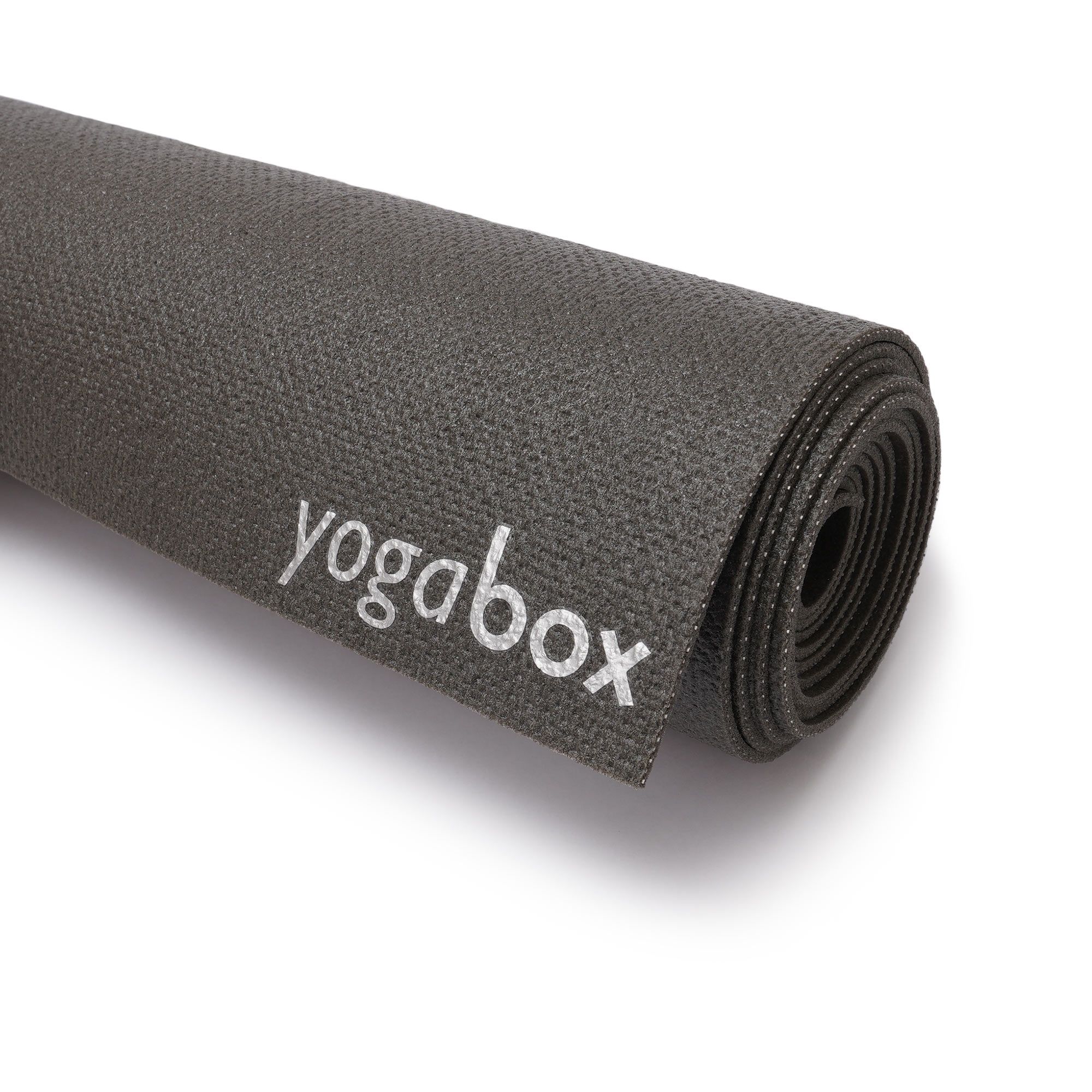 Nahaufnahme einer grauen Yogamatte mit aufgerolltem Rand und "yogabox"-Logo.