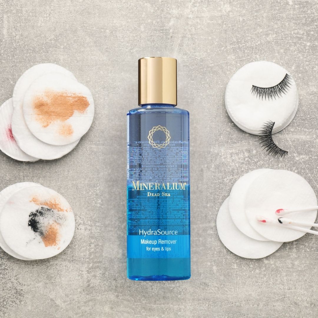 Flacon de liquide avec bouchon doré. Cotons, cils, restes de maquillage.