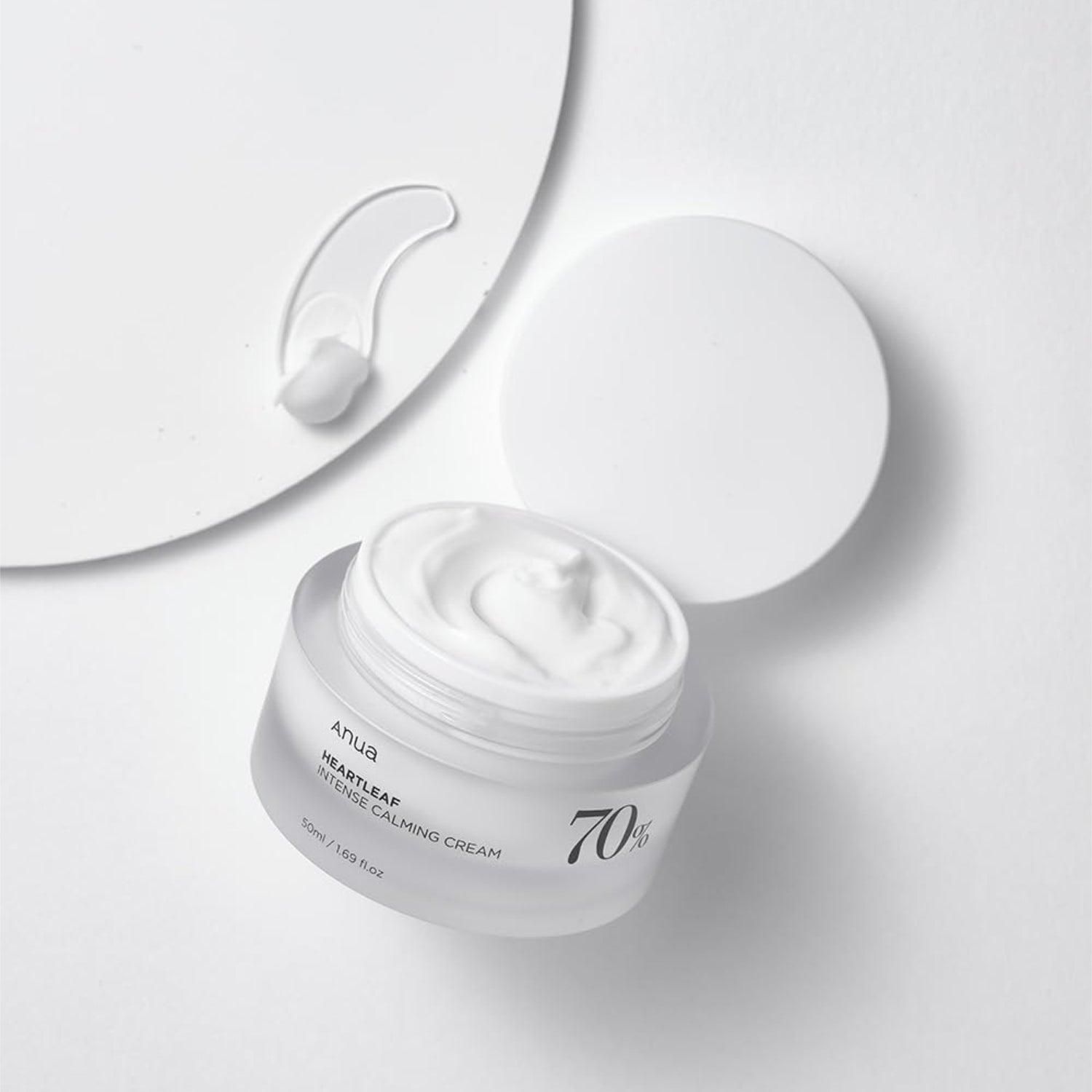 Creme in einem transparenten Tiegel mit Deckel. Ein Klecks Creme daneben. Aufschrift: 70%.